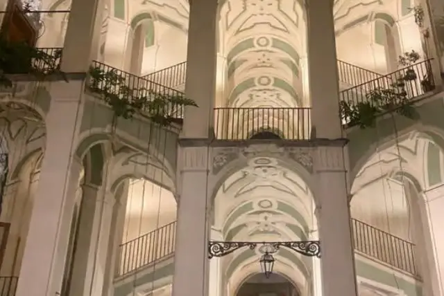 Palazzo Sanfelice בנאפולי – אחד המבנים היפים והמיוחדים ברובע סניטה