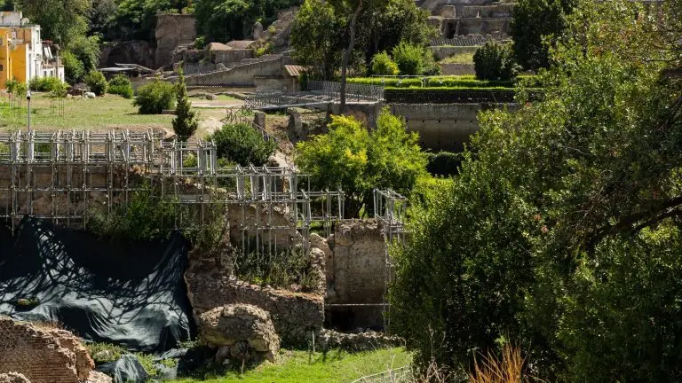 שרידי אולמות המרחצאות הרומיים בפארק הארכאולוגיה של באיה שליד נאפולי