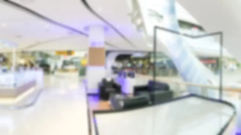 מבט פנורמי על גלריה מסחרית ענקית בשתי קומות, בדומה לקניון קמפניה שליד קזרטה