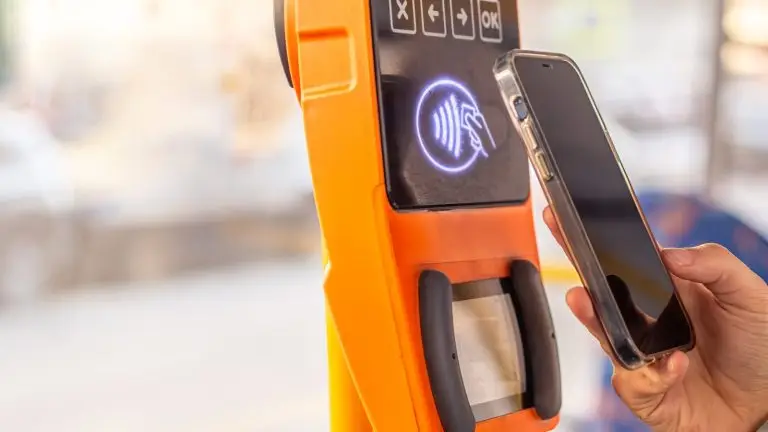 הצמדת כרטיס אשראי ללא מגע לתקף בתחבורה הציבורית