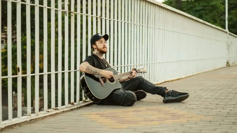 נגן רחוב שר ומנגן בגיטרה בערב - הופעות חיות בנאפולי
