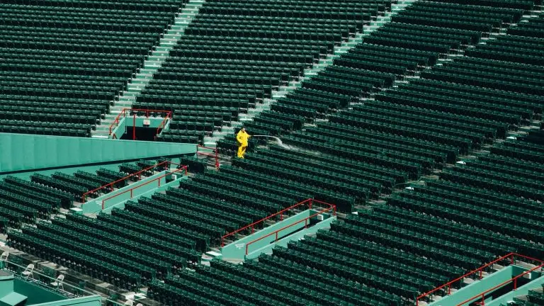 מבט מגבוה על יציעי אצטדיון כדורגל גדול - המחשה לחלוקת היציעים באצטדיון מראדונה בנאפולי