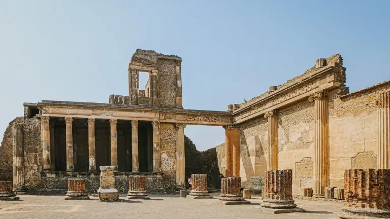 הפורום בשרידים הארכיאולוגיים של פומפיי והרקולנאום בקמפניה