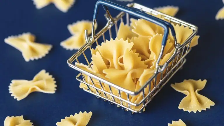 סלסלת קניות עם פסטה יבשה בסופרמרקט איטלקי - חיפוש מוצרים כשרים בנאפולי