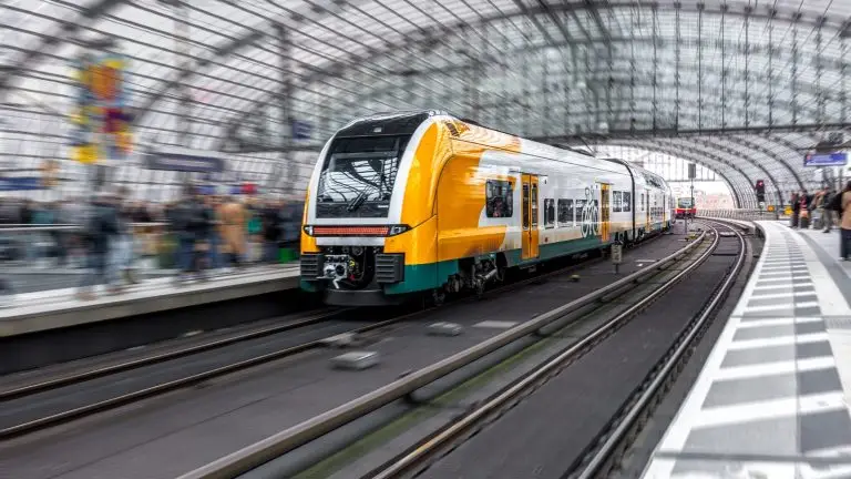 רכבת מהירה נכנסת לרציף בתחנת רכבת מקורה, מסלול נאפולי בארי