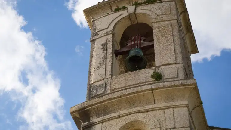 מגדל פעמונים איטלקי גבוה על רקע שמיים - להמחשת מגדלי הגיגלי הענקיים של נולה