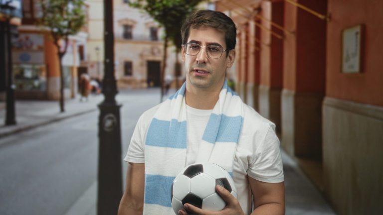 אוהד כדורגל עם צעיף בכחול-לבן וכדור ברחוב צר בסגנון נאפוליטני