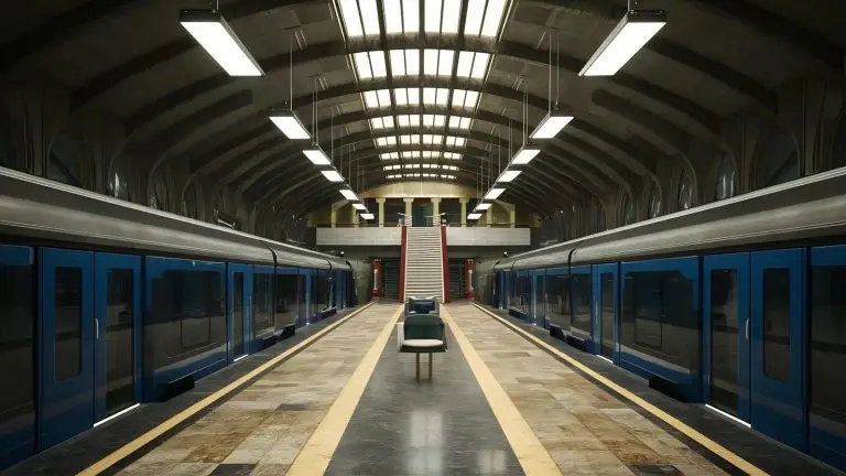 רציף רכבת בתחנה באיטליה - המתנה לרכבת בזמן איחור